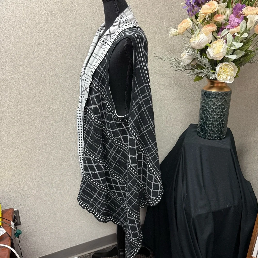 EST. 1946 Plus 26/28W Black White Windowpane Knit Open Front Vest Layer - Picture 3 of 8